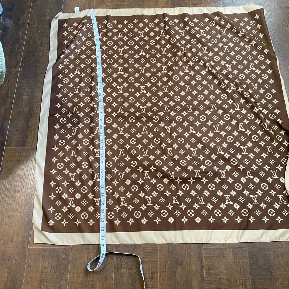 Women’s monogramed scarf - Picture 2 of 7